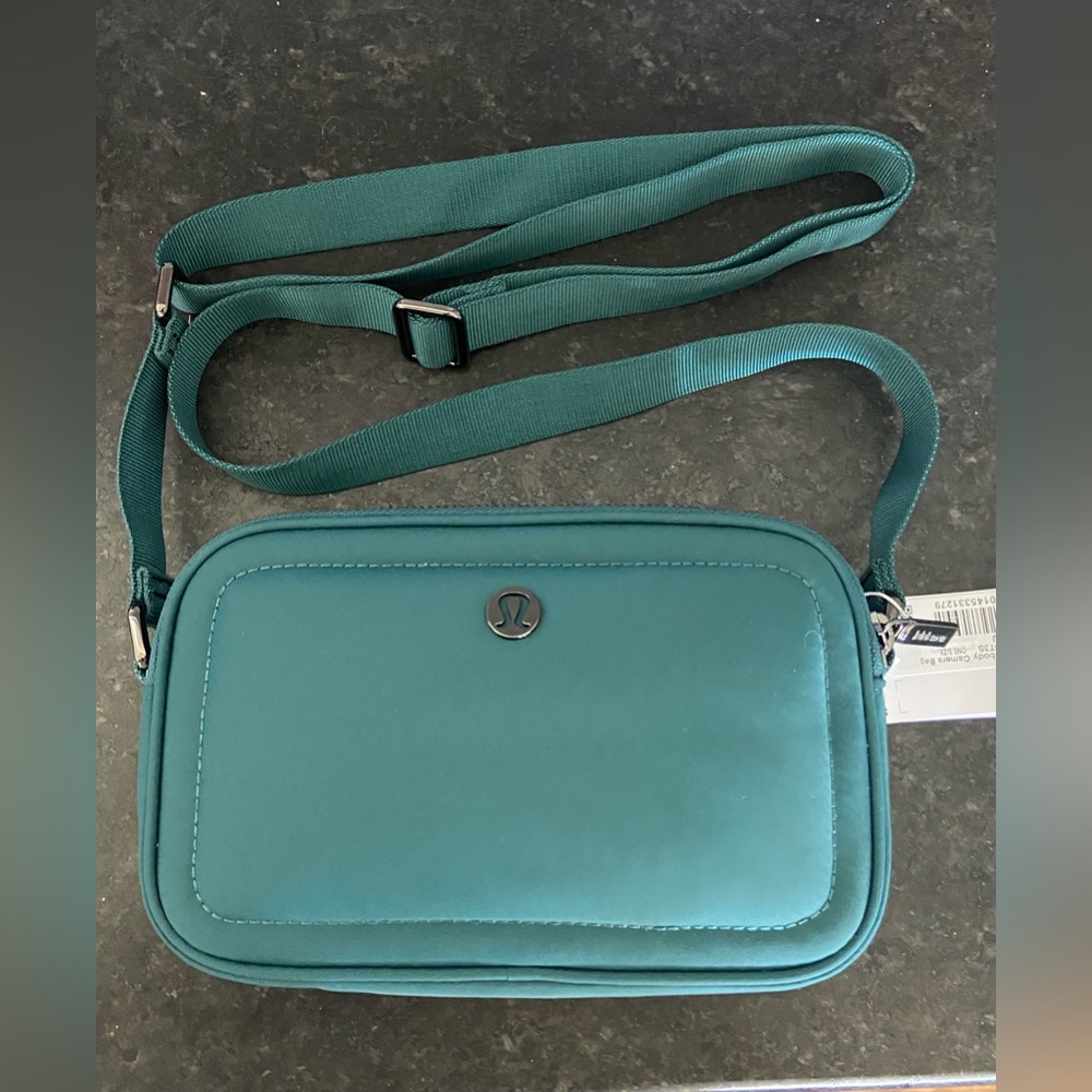 Lululemon 2L crossbody camera bag NWT